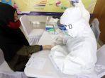 petugas-medis-melakukan-rapid-test-tes-cepat-covid-19.jpg