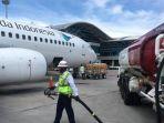 petugas-melakukan-pengisian-bahan-bakar-pada-salah-satu-bandara-belum-lama-ini.jpg