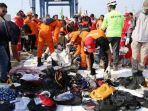 petugas-memilah-serpihan-pesawat-dan-barang-penumpang-pesawat-lion-air-jt-610_20181030_151748.jpg