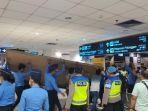 petugas-mengevakuasi-mayat-perempuan-ditemukan-di-bawah-lift-bandara-kualanamu.jpg