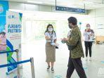 petugas-mrt-jakarta-bagi-masker-js.jpg