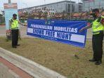 petugas-polisi-memasang-spanduk-crowd-free-night-cfn-di-wilayah-dki-jakarta.jpg