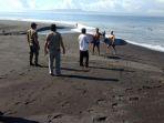 petugas-satpol-pp-klungkung-halau-wisatawan-asing.jpg