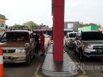 petugas-spbu-di-rest-area-km-19-tol-jakarta-cikampek-bekasi-jawa-barat.jpg