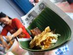 pincuk-biasa-menjadi-wadah-nasi-pecel.jpg