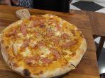 pizza-dengan-topping-sosis-buatan-bule-asal-prancis-di-pekalongan.jpg