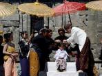 potong-rambut-di-festival-dieng_20160806_085323.jpg
