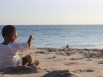 potret-bocah-kecil-bermain-pasir-di-pantai-senggigi-lombok-nusa-tenggara-barat.jpg