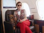 potret-maia-saat-berada-di-dalam-jet-pribadi.jpg