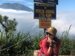potret-medina-kamil-saat-berada-di-puncak-gunung-andong.jpg