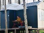 potret-presiden-jokowi-dan-ibu-negara-iriana-jokowi-di-depan-tenda-glamping.jpg