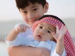 potret-rafathar-malik-ahmad-dan-rayyanza-malik-ahmad-ketika-di-qatar.jpg