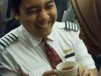 pramugara-lion-air-bantu-penumpang-lansia.jpg