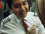 pramugara-lion-air-bantu-suapi-penumpang-117-tahun.jpg