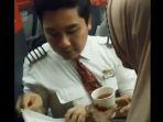 pramugara-lion-air-beri-teh-hangat.jpg