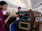 pramugari-garuda-indonesia-tengah-menjalankan-tugasnya-di-atas-pesawat.jpg