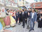 presiden-joko-widodo-bersama-ibu-negara-iriana-mengunjungi-gamcheon-culture-village.jpg