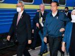 presiden-jokowi-dan-iriana-naik-kereta-api-1.jpg