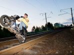 pria-berkendara-di-rel-saat-ada-kereta_20170519_130834.jpg