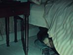 pria-bersembunyi-di-bawah-tempat-tidur_20180912_134847.jpg
