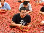 pria-china-ikuti-kompetisi-makan-cabai_20180711_181125.jpg