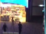 pria-ngamuk-di-bandara_20180108_155512.jpg