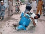 pria-terjebak-lubang-di-jalan_20170512_094245.jpg