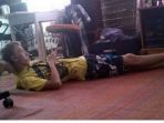 pria-tidur-dengan-tangan-terbalik_20180217_104203.jpg