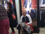 pria-yang-menunggu-pasangannya-belanja_20170814_175910.jpg