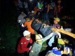 proses-evakuasi-jenazah-jopi-yang-ditemukan-meninggal-oleh-tim-sar.jpg