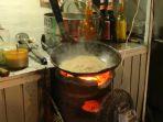 proses-memasak-bakmi-godhog-di-warung-bakmi-jawa-pak-manto-masih-tradisional-menggunakan-anglo.jpg