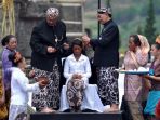 prosesi-pemotongan-rambut-gembel_20170806_100543.jpg