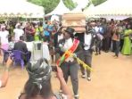 prosesi-penguburan-dengan-tarian_20170802_193631.jpg