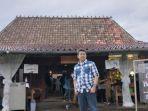 punjung-rahyuno-bergambar-di-depan-joglo-bu-condro.jpg