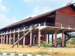 radakng-rumah-adat-kalimantan-barat.jpg