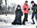 raffi-ahmad-baim-wong-dan-irwansyah-bermain-salju.jpg