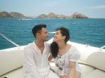 raffi-ahmad-dan-nagita-slavina-berpose-romantis-di-labuan-bajo.jpg