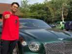 raffi-ahmad-foto-bersanding-dengan-mobil-impiannya_20181009_211014.jpg
