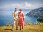 raja-willem-alexander-dan-ratu-maxima-berpose-dengan-latar-belakang-danau-toba.jpg