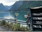 rak-buku-di-tepi-fjord-di-kota-kecil-mundal-norwegia.jpg