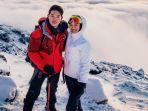 raline-shah-dan-sahabatnya-saat-di-puncak-gunung-kilimanjaro.jpg