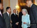 ratu-elizabeth-ii-bersama-arsenal.jpg