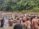 ratusan-ibu-ibu-di-kasepuhan-ciusul.jpg