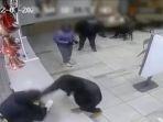 rekaman-cctv-dari-insiden-tersebut-telah-dirilis-oleh-nypd.jpg