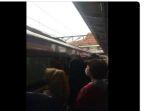 rekaman-video-ketika-kereta-api-melintasi-stasiun-yang-padat-calon-penumpang.jpg