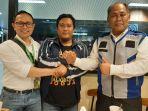 rendy-lesmana-bersalaman-dengan-pihak-garuda-indonesia.jpg