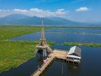 replika-menara-eiffel-dari-bambu-di-radesa-wisata-tuntang-kabupaten-semarang.jpg