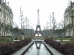 replika-menara-eiffel-di-tianducheng_20170504_160355.jpg