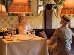 restoran-inn-at-little-washington-gunakan-manekin-vintage.jpg