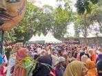 ribuan-warga-antre-makanan-gratis-di-pernikahan-kaesang-erina.jpg